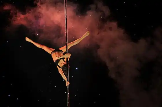 现国内钢管舞男逐渐增加,在钢管舞这个大舞台上,亦不乏男性钢管舞者的