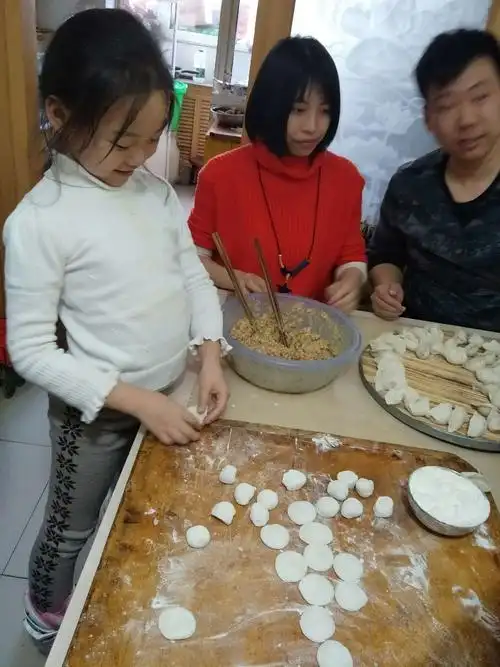 除夕之日刘瑾与家人共同包饺子