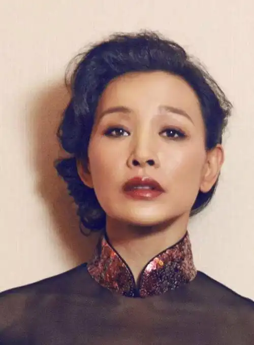 她从来都不拘泥于年龄的捆绑,比方说已经人到中年的陈冲,他将自己的