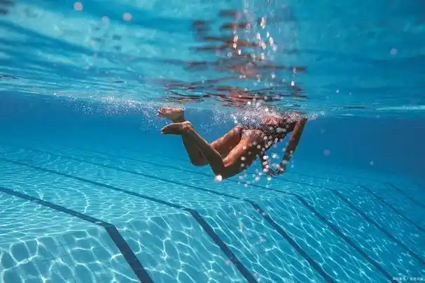 除了明显的心肺功能增强和塑造身材的效果外,游泳还带来了一些