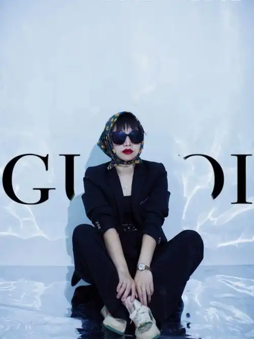 黑色杂志风格写真西装