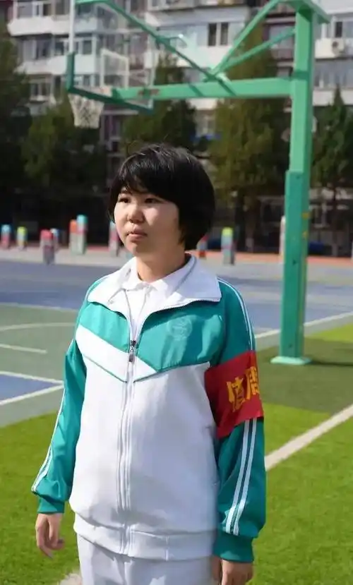 设立午间办公室值班岗由学生志愿者服务同学们解决实际问题"流浪校服