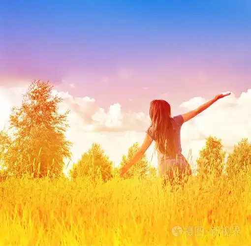 在户外享受大自然的美丽女孩照片-正版商用图片0bvp97-摄图新视界