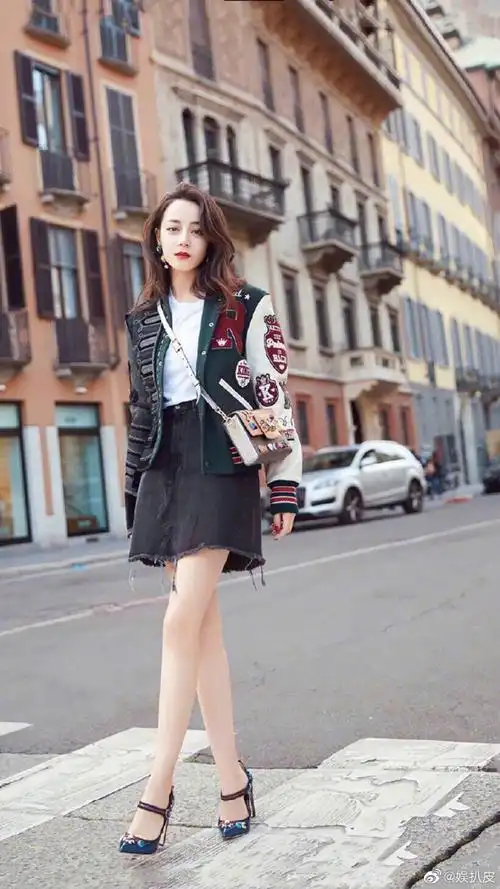 热巴最新微博自拍,粉色的衣服粉色的手机壳,这个颜色太适合热巴了!