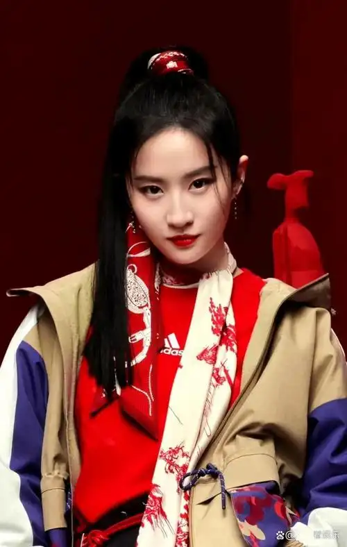 刘亦菲玫瑰故事高马尾造型百变风格可甜可飒