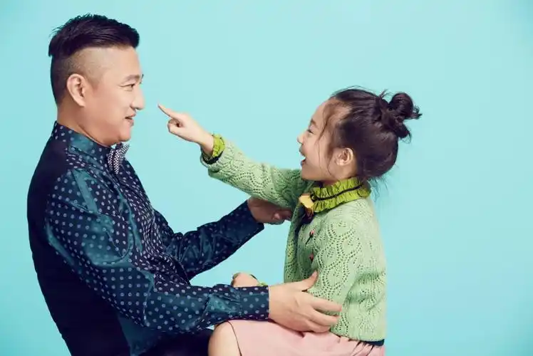 《风采童装》迎来第一组父女组合—韩青与女儿共同演绎亲子温情时光