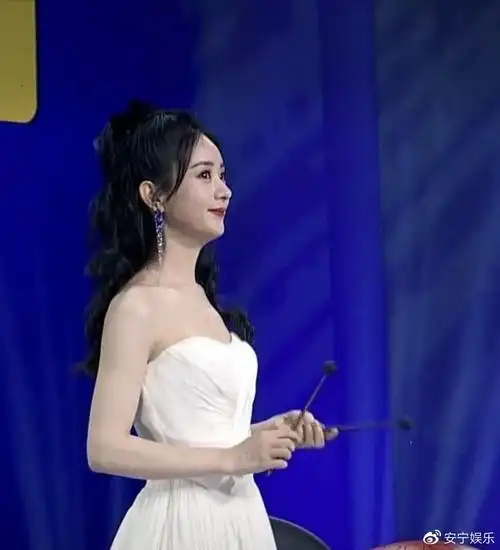 赵丽颖西安粉丝见面会生图来袭,白色抹胸裙状态满满,丝毫不受离婚影