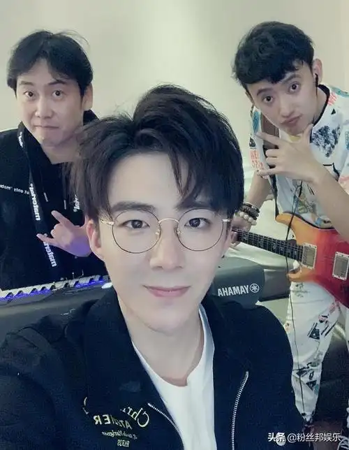 由主唱刘宇宁,吉他手阿卓,键盘手大飞组成的摩登兄弟,曾获得yy年度