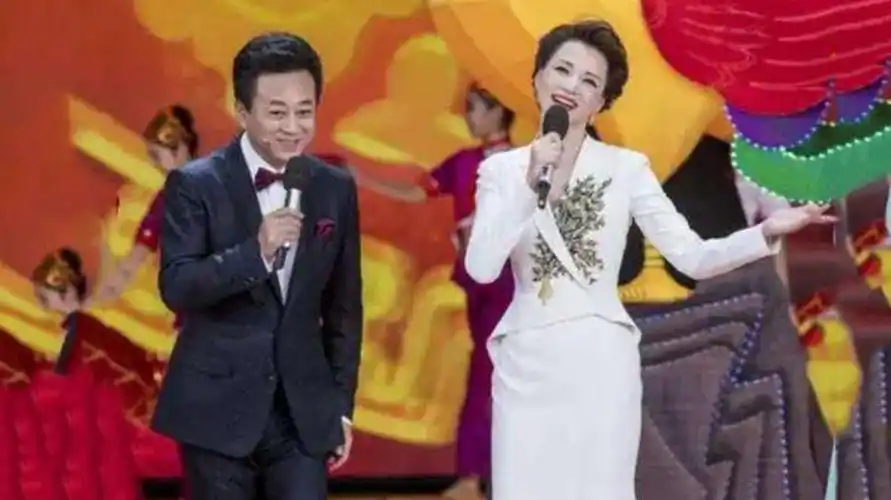 董卿朱军才是绝配合唱敖包相会太默契了开口太好听了