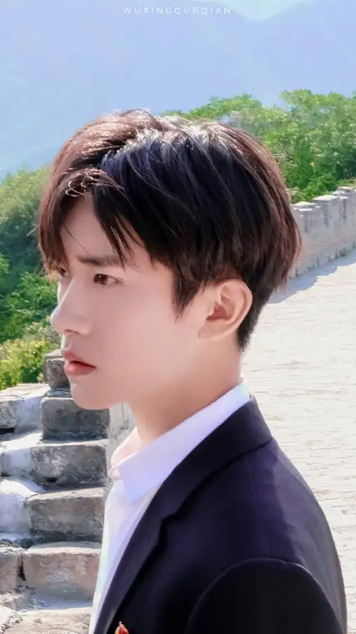 易烊千玺眼神#一个有故事的眼睛 来自榴莲千层烊肉串 - 微博