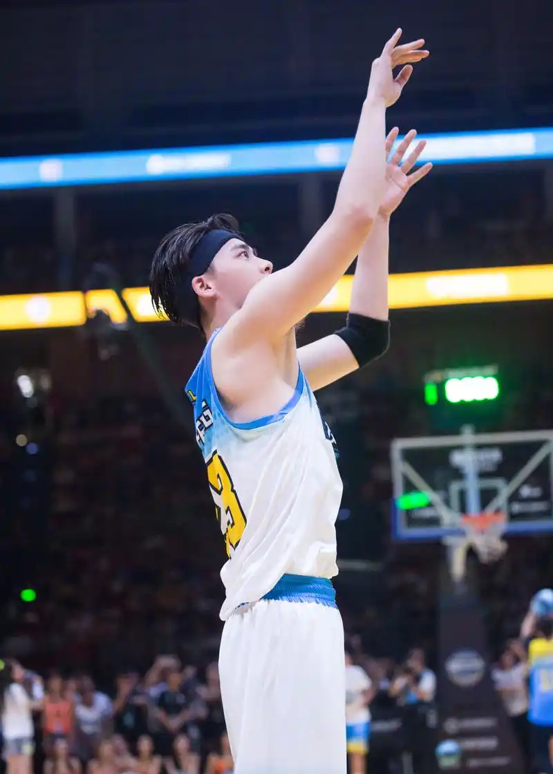 "篮球明星"李易峰的show time暂时告一段落 开门红是你 逆风绝杀也是