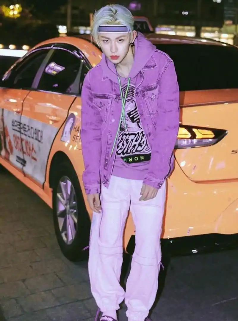 相比前两位,王源的紫色西装就更加规整,略显紧身的外套打造出完美线条