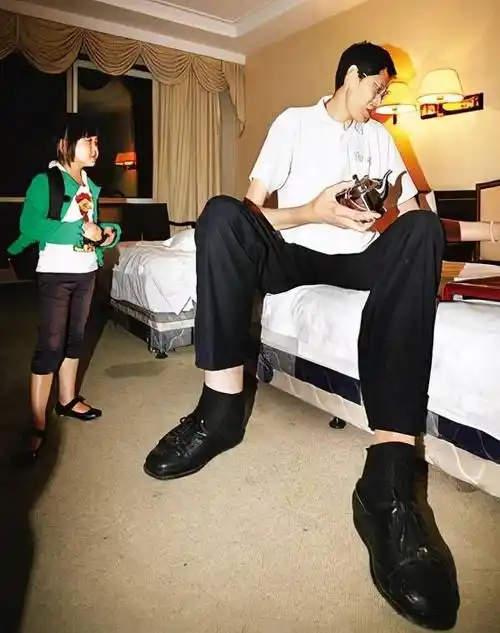 2米42中国第一巨人,结婚20年没孩子,1米6娇妻称:不方便_身高_因为