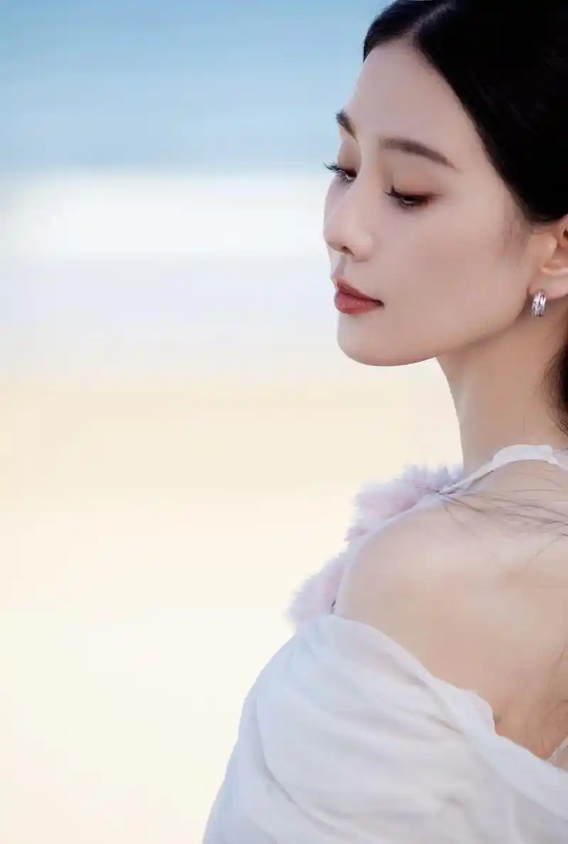 刘诗诗身穿飘逸薄纱白色连衣裙,打造惊艳造型