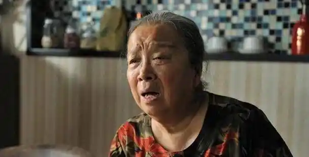 原创原创容嬷嬷李明启因演技精湛形象深入人心戏外买菜坐车都被拒