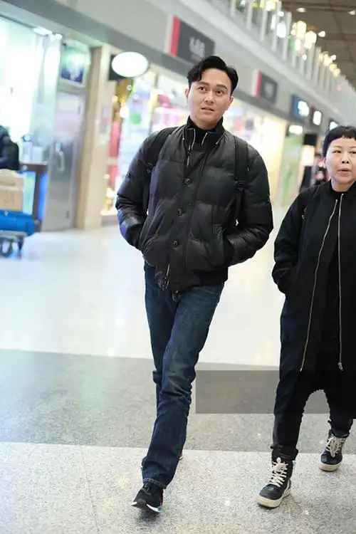 张智霖穿黑色羽绒服搭配牛仔裤现身 双手插兜行走秀大长腿