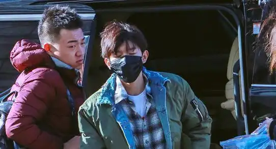 史强迎来新身份回归工作室,王源激动落泪,兄弟俩抱头大哭太感人