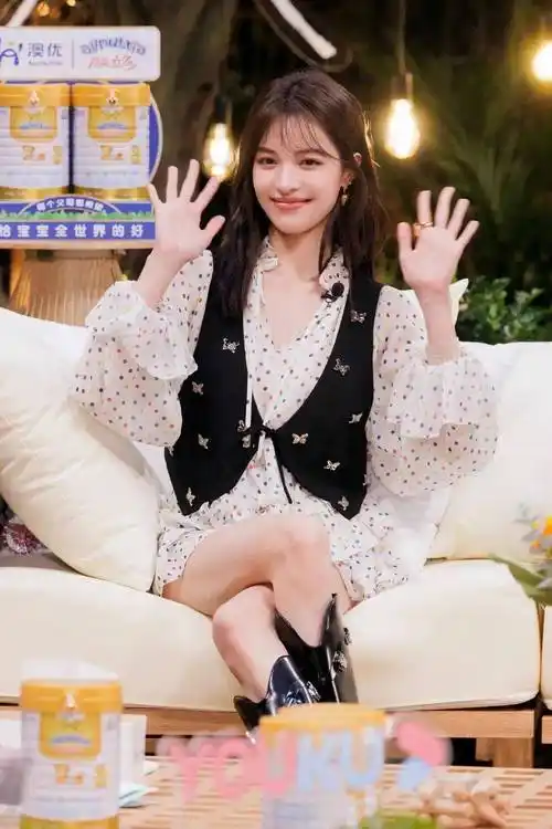 原创明星穿搭钟楚曦甜妹风甜美又温柔