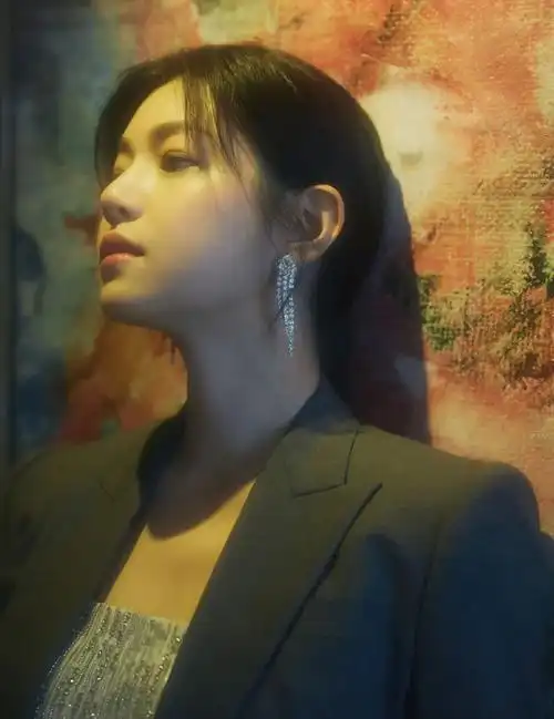 陈妍希实在忍不出想尝一口,也要把炸鸡的皮拿掉.