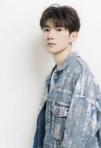 王源的妈妈有多喜欢女孩子?王源小时候女装照曝光,比女生还粉嫩