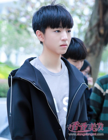 首页 流行发型 学生发型 初中男生最流行的发型 学生(男初中生)的发型