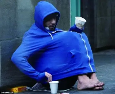 赤脚丐帮职业行乞欧洲常见同行女伴帮忙看鞋