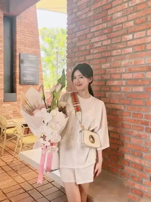 赵露思对拖鞋的执念有多深##赵露思穿了小时候的凉鞋吧