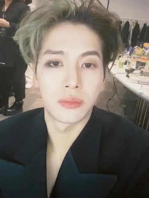 王嘉尔腹肌六宫格##王嘉尔自拍六宫格