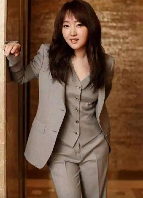 49岁杨钰莹也难逃发福!