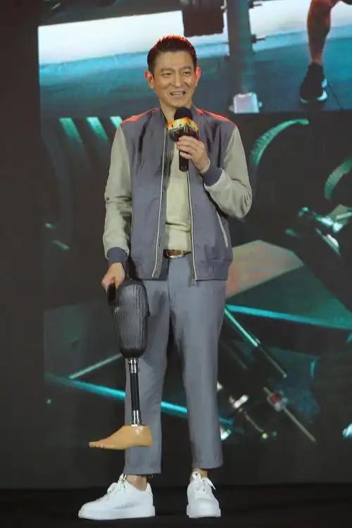 刘德华现身薇娅直播间走出六亲不认的步伐棕色皮衣不像59岁