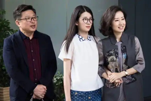 44岁刘敏涛曾为富豪老公隐退,12岁女儿美得很高级,网友:快出道