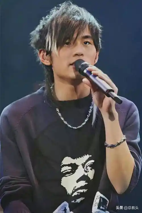 周杰伦:染着一小撮白毛,太帅了