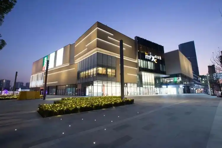 昆山万象汇位于昆山城西腹地,占据主干道前进路和鹿城路交汇处,是全城