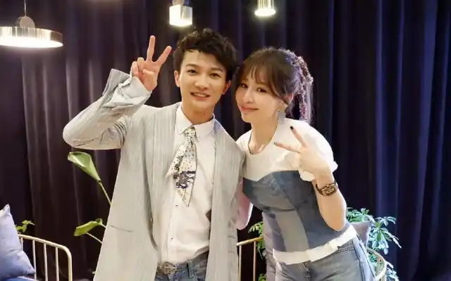 被初中女同学讽刺声音像"泰国人妖",周深霸气回击令人刮目相看