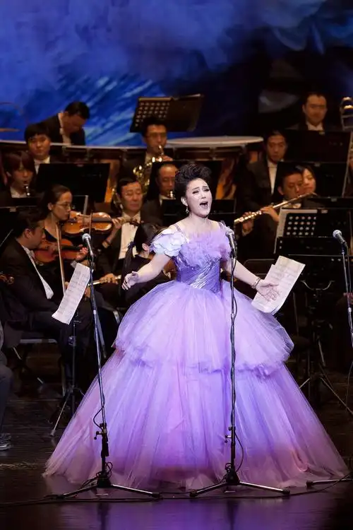 尤鸿斐是中央歌剧院女高音歌唱家,曾在《茶花女》,《杜十娘》