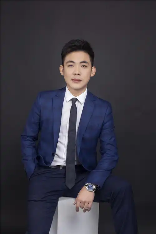 云影轻荷的肖像写真作品《南宁男士职业商务半身形象照客片》