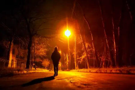 黑夜沥青路和孤独的树在下面一st一rry夜天和指已提到的人大音阶的第