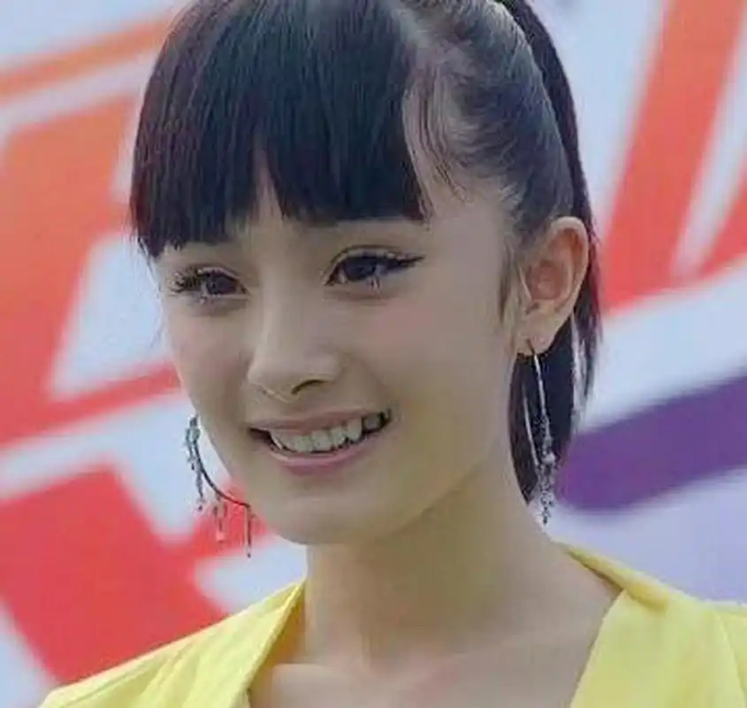 杨幂小时候的老照片应该不会再更新了,看起来还是小时候的样子,只是小