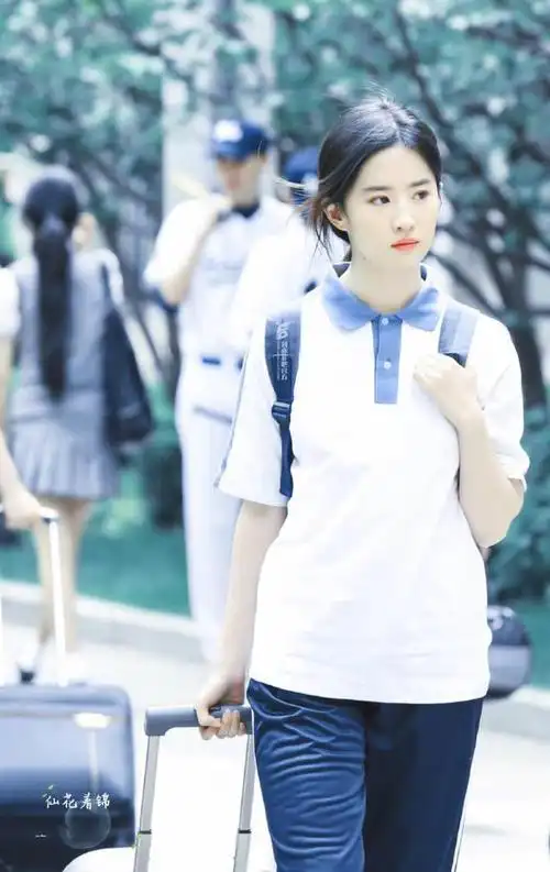 穿上校服的刘亦菲好美真得让粉丝们惊艳不已
