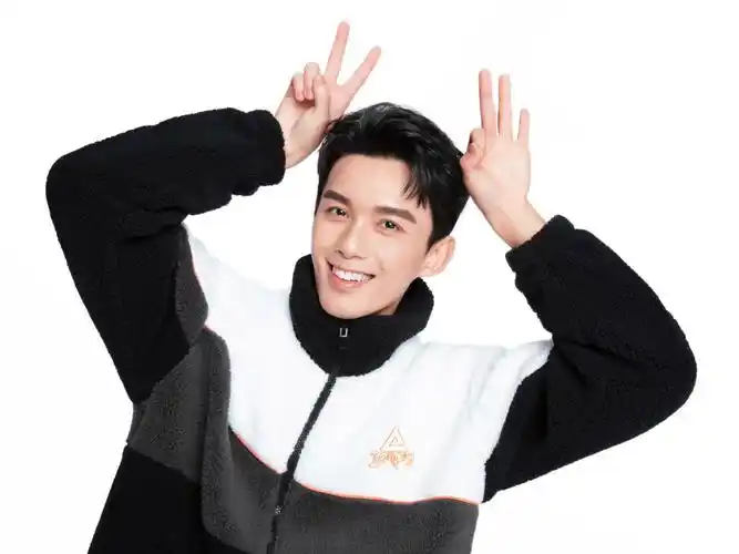 吴磊分享23岁生日写真 对镜比手势"23"笑容阳光_高清图集_新浪网