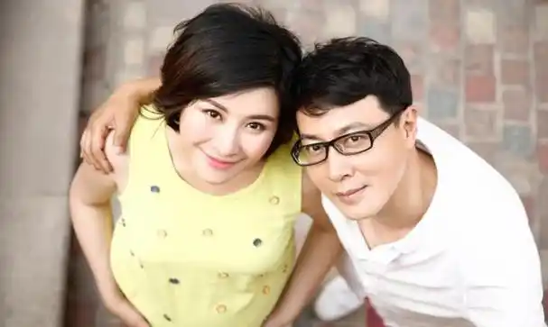 田小洁早就有意于江珊,对她无微不至的关心让她动心.