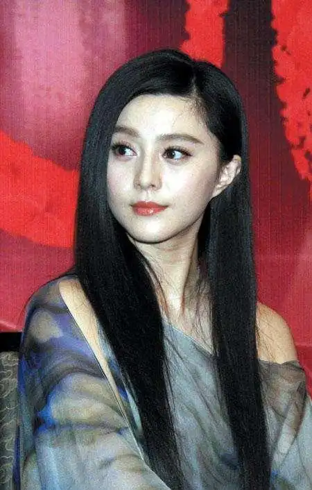 张馨予曾坦言不到三十岁不结婚,李晨很受伤,据说比范冰冰漂亮