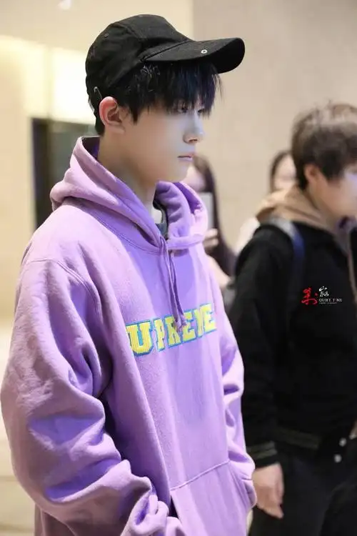 易烊千玺紫色supreme卫衣搭黑色棒球帽少年气息都快要溢出屏幕来了.