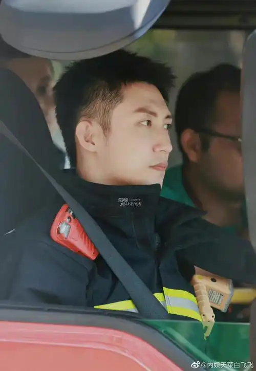 黄景瑜他从火光中走来路透饭拍