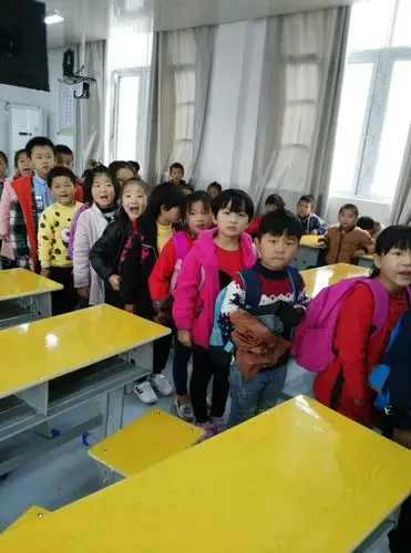 最后一节课下课了,也是放学的时候,孩子们站着整齐的队伍,按顺序走出