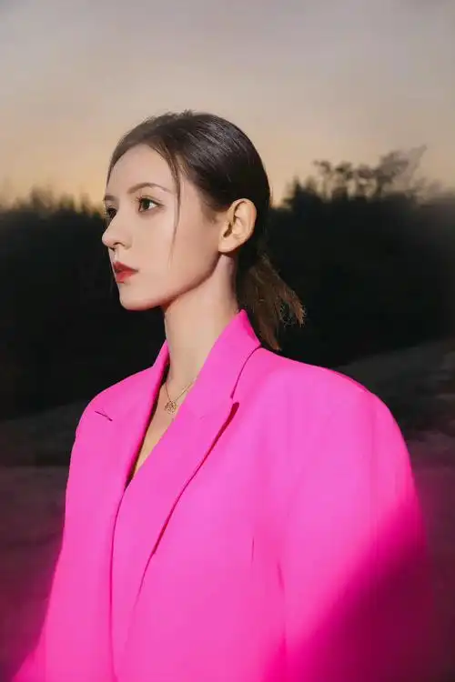 张予曦最新写真大片!一身粉色西装时尚个性,绝美侧颜精致高级