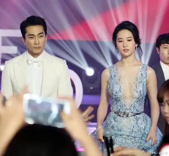 胡歌和刘亦菲合作拍新电影,你会为他们的电影票买单吗?