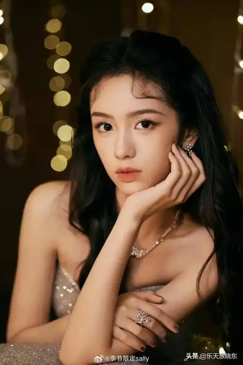 周也微博之夜出图,也是非常的闪亮哈第七位周也林一风衣帅气走来,呀