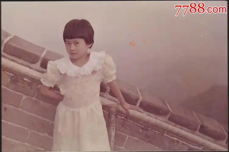 80年代儿童系列--小女孩长城上留影-价格:5元-se60659019-老照片-零售