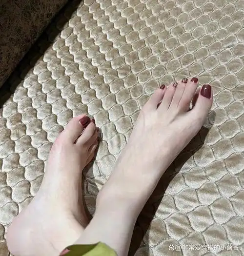 精致的女人,脚都做美甲,真的很漂亮